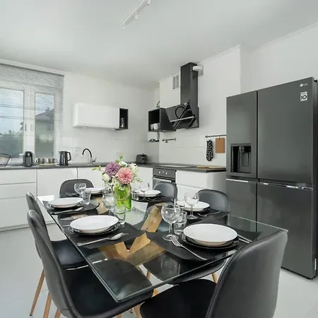 Spacious House With Balcony Ideal For Families By Renters Poznan