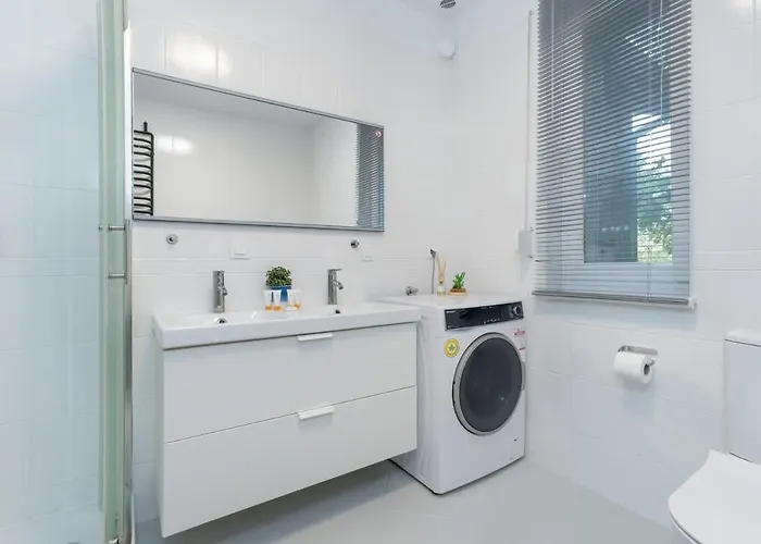 Spacious House With Balcony Ideal For Families By Renters بيت للعطل بوزنان