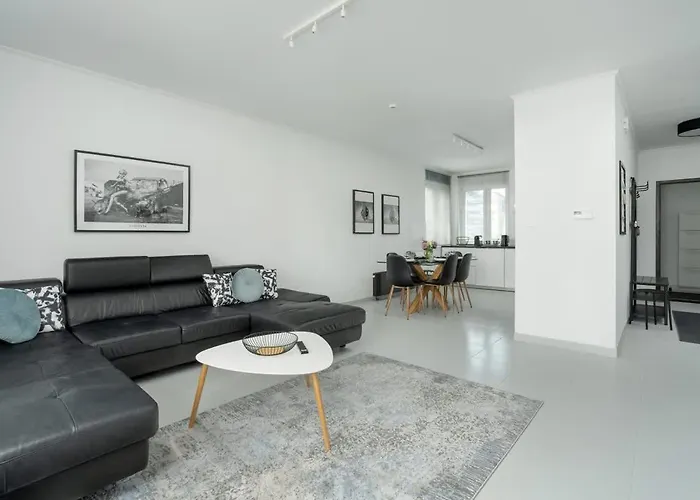 Spacious House With Balcony Ideal For Families By Renters