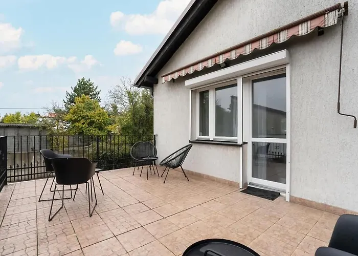 Spacious House With Balcony Ideal For Families By Renters بيت للعطل بوزنان